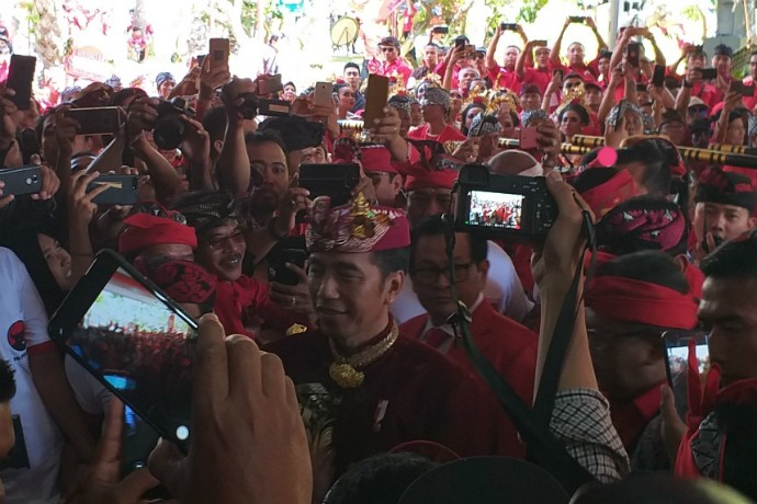 Tiba di Kongres PDIP, Jokowi Kenakan Pakaian Adat Bali
