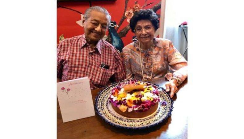 Rayakan HUT Pernikahan Ke-63, Mahathir dan Siti Hasmah Disarankan Kencan Lagi