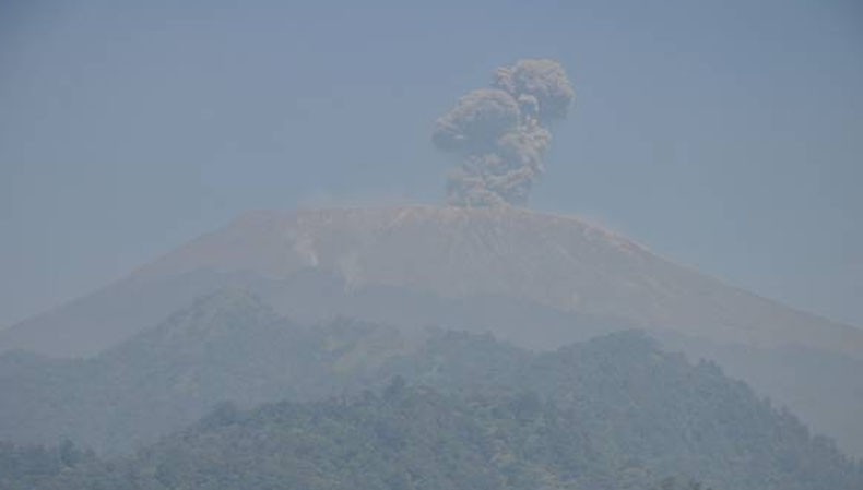 Status Gunung Slamet Waspada, Jalur Pendakian Ditutup
