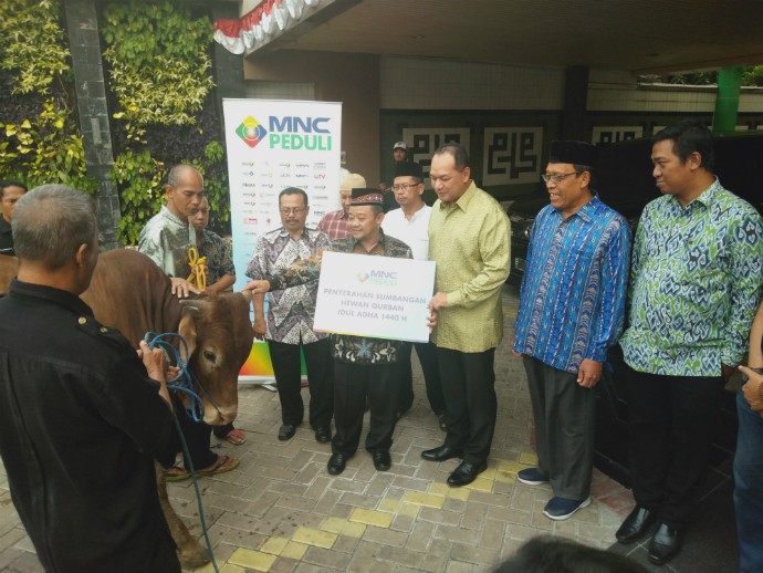Usai PBNU, MNC Peduli Serahkan Sapi Limosin untuk Kurban kepada Muhammadiyah