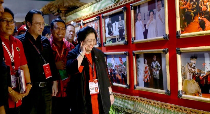 Kunjungi Pameran Foto di Arena Kongres, Mega Terpincut Foto Bersama Prabowo