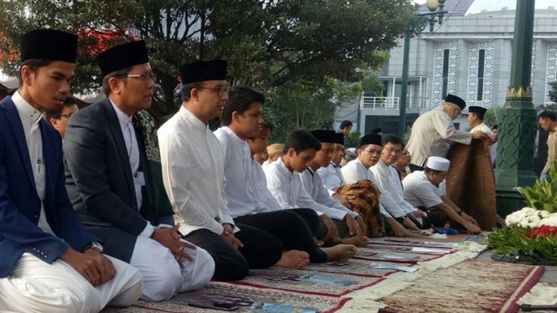 Anies Salat Idul Adha Bersama Keluarga di Balai Kota DKI Jakarta