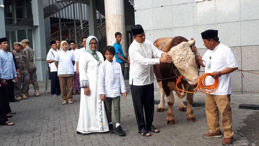 Anies Serahkan Sapi Kurban 1,2 Ton di Masjid Fatahillah Balai Kota