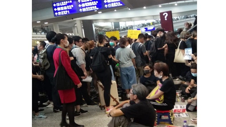 Aksi Demonstrasi Besar-besaran di Hong Kong, Tim Renang DKI Terjebak di Bandara