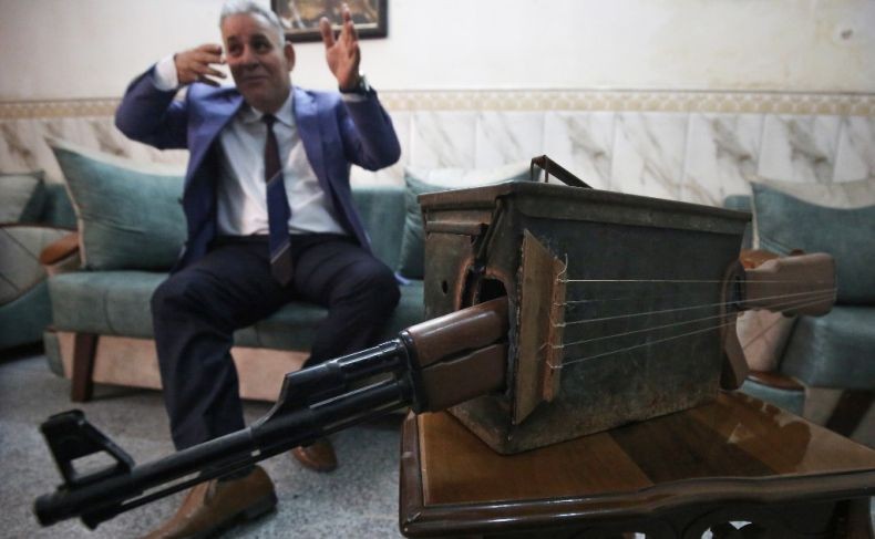 Jenuh dengan Perang, Pria Irak Ini Ubah Senapan Serbu AK-47 Jadi Alat Musik