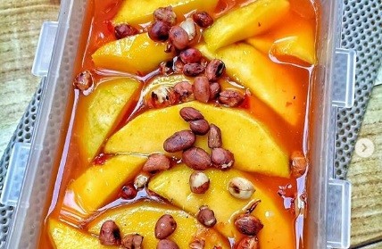 Berkreasi Membuat Asinan Mangga Asam Pedas, Lebih Segar Ditambah Kacang Tanah