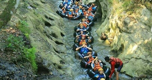 Wisata Susur Sungai di Karst Tubing Surobayan, Suasananya Indah dan Asri