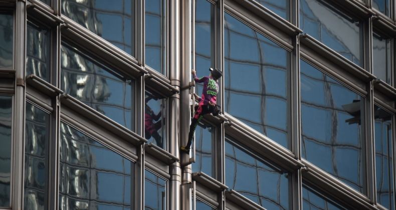 Panjat Gedung 68 Lantai di Hong Kong, 'Spiderman' Bentangkan Banner Perdamaian