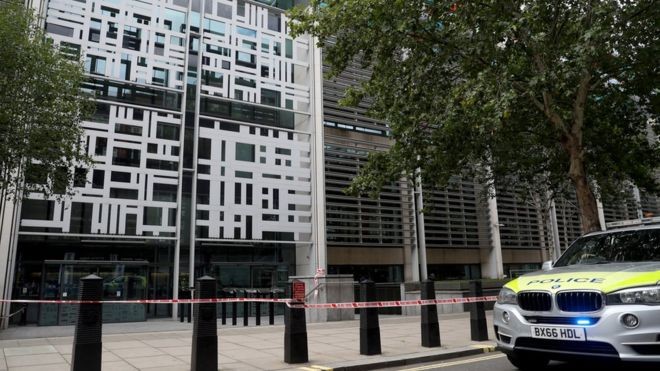 Pria Ditusuk di Luar Kantor Kementerian Dalam Negeri Inggris