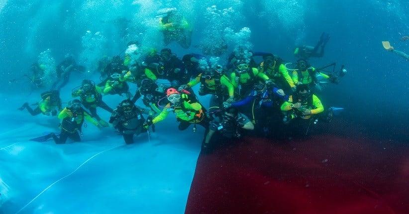 Pecahkan Rekor Dunia, Wasi Kibarkan Bendera Merah Putih Terbesar di Dasar Laut