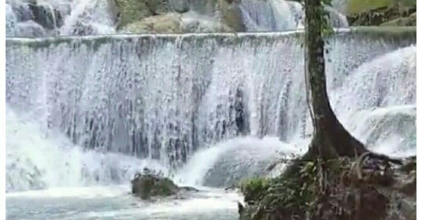 Terpikat Keindahan Air Terjun Moramo di Sulteng, Batuannya Unik Ada 7 Undakan