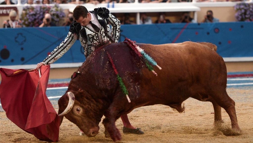 Hadiri Pertandingan Adu Banteng, 2 Menteri Prancis Dihujat