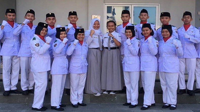 Salma El Mutaqqiha Putri Achzaabi, Pembawa Baki Merah Putih Upacara di Istana