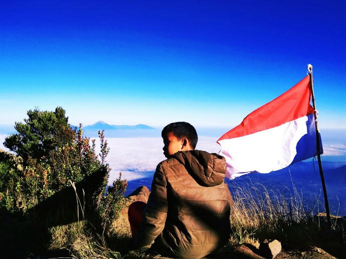 Peringati HUT Ke-74 RI, Anak SD Ini Daki Gunung Merbabu