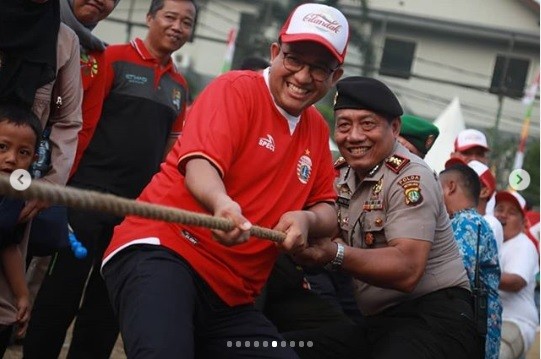 Lomba Perayaan HUT Ke-74 RI, Anies Baswedan Juara Tarik Tambang