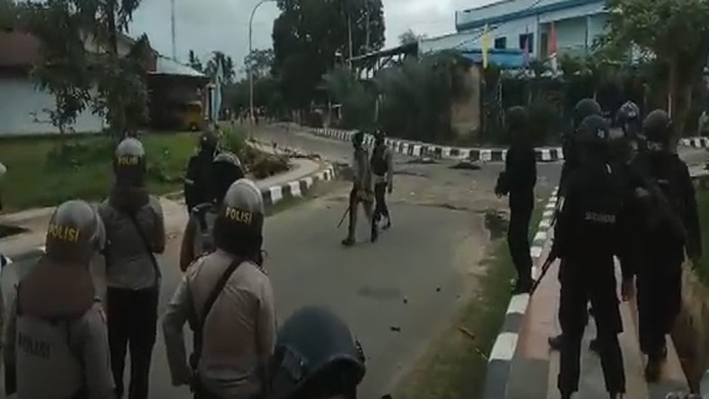 Kota Sorong Kembali Memanas, Massa Serang Wali Kota dan Blokade Jalan