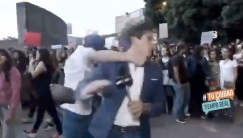 Jurnalis TV Dipukul sampai Ambruk saat Siaran Langsung Meliput Aksi Unjuk Rasa