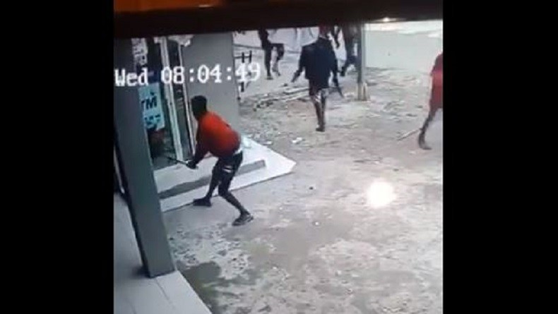 Aksi Massa Memanas di Fakfak, Warga Mulai Berbuat Anarkis