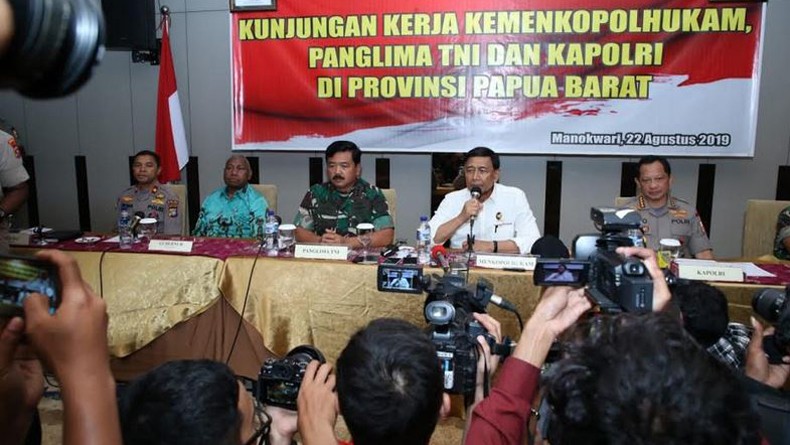 Tinjau Karhutla, Menko Polhukam, Panglima TNI dan Kapolri Terbang ke Kalteng