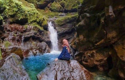 Sembunyi di Kaki Gunung Salak, Indahnya Curug Walet yang Terlihat Instagramable