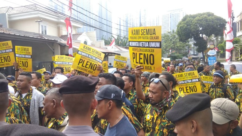 Massa dari AMPG Datangi Kantor DPP Partai Golkar