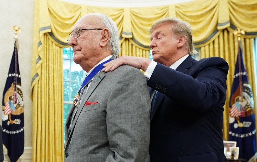 Trump Beri Penghargaan Medali Kebebasan ke Legenda Pemain NBA Bob Cousy
