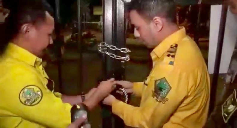 Massa AMPG Gembok Pintu Gerbang Kantor DPP Partai Golkar