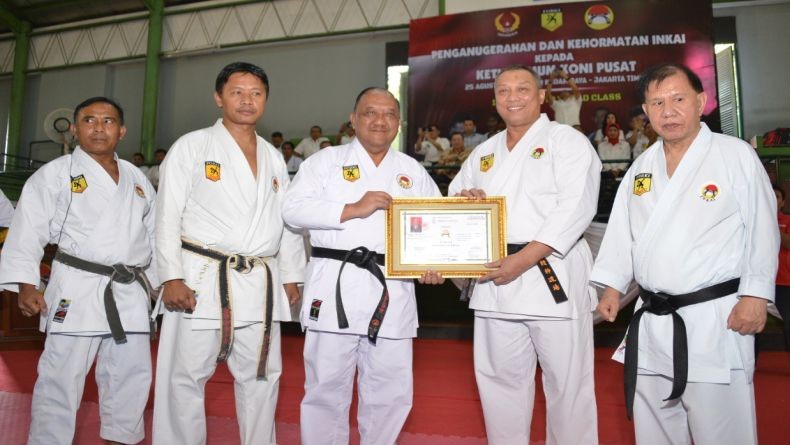 Ketum KONI Pusat Dikukuhkan sebagai Pemegang Sabuk Hitam DAN Kehormatan INKAI