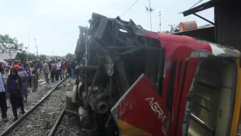 Bangkai Bus yang Ditabrak KA Parahyangan Dievakuasi, Perjalanan KA Mulai Lancar