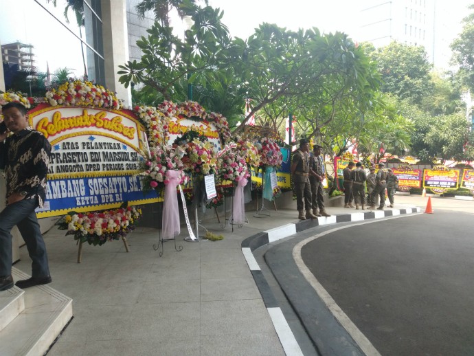 Karangan Bunga Banjiri Halaman DPRD DKI Jakarta, Polisi Terjunkan 1.447 Personel
