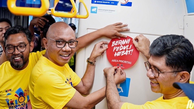 Menyuarakan Pesan Antikorupsi lewat Stiker di MRT Jakarta