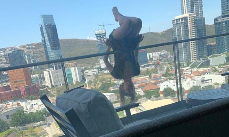 Perempuan Ini Jatuh dari Lantai 6 Apartemen saat Senam Yoga di Pagar Balkon