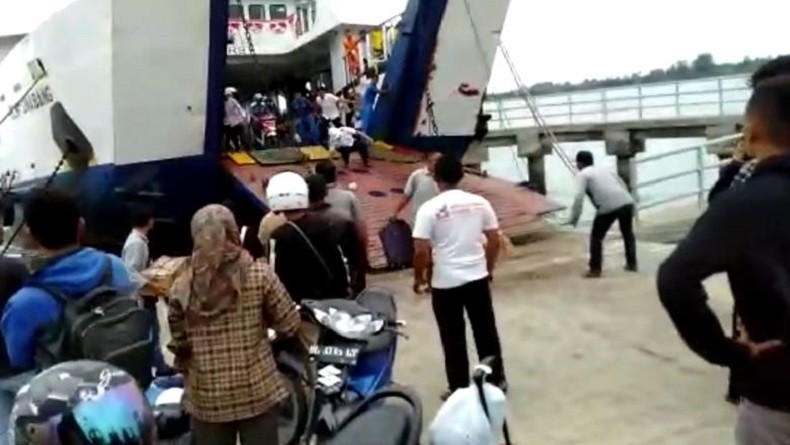 Dihantam Ombak Tinggi, Kapal Penyeberangan di Aceh Kesulitan Turunkan Penumpang