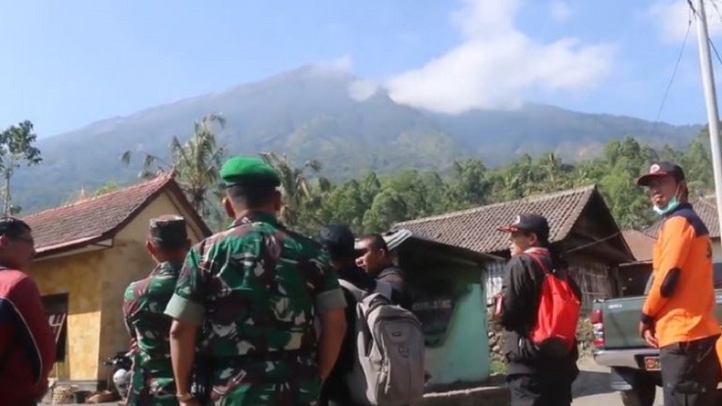 Hutan di Lereng Gunung Agung Bali Terbakar, Petugas Gabungan Pantau Titik Api