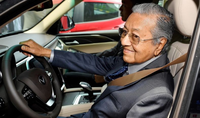 Istri Dirawat karena Keracunan Makanan, Mahathir: Saya Merindukannya