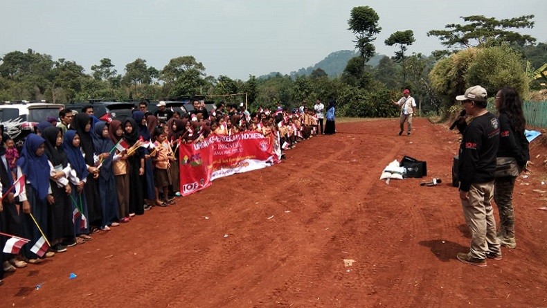 MNC Peduli dan POC Indonesia Rayakan HUT RI di Kampung Cijantur Bogor