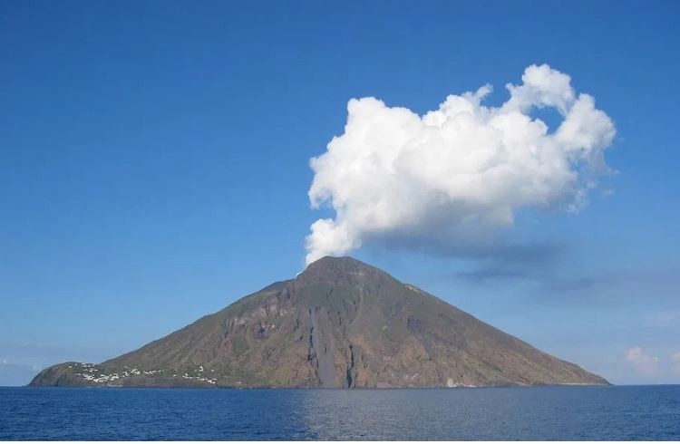 Gunung Berapi Stromboli Italia Meletus Lagi, Ratusan Rumah Warga Diselimuti Abu