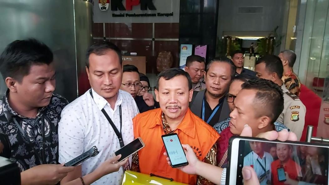 Ditahan, Iwa Karniwa Keluar Gedung KPK dengan Muka Pasrah