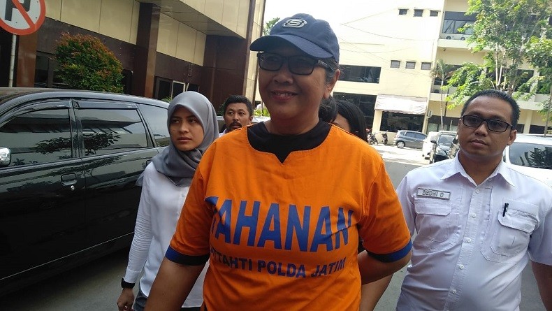 Pakai Baju Tahanan, Tri Susanti Tampak Santai saat Digelandang Polisi