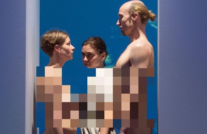 Pengunjung Pertunjukan Seni Ini Harus Lewati Perempuan dan Laki-Laki Telanjang