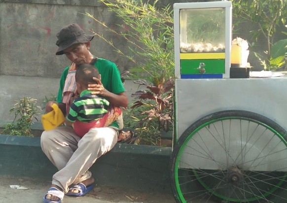 Mengharukan, Kisah Tri Sutrisno Jualan Bakso Tusuk sambil Gendong Anak