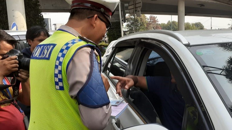 Kena Aturan Ganjil Genap, Begini Curhat Pengemudi Taksi Online