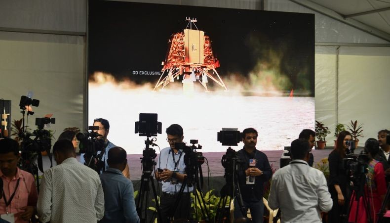 Hilang Kontak, Pesawat Luar Angkasa India 'Hard Landing' di Kutub Selatan Bulan