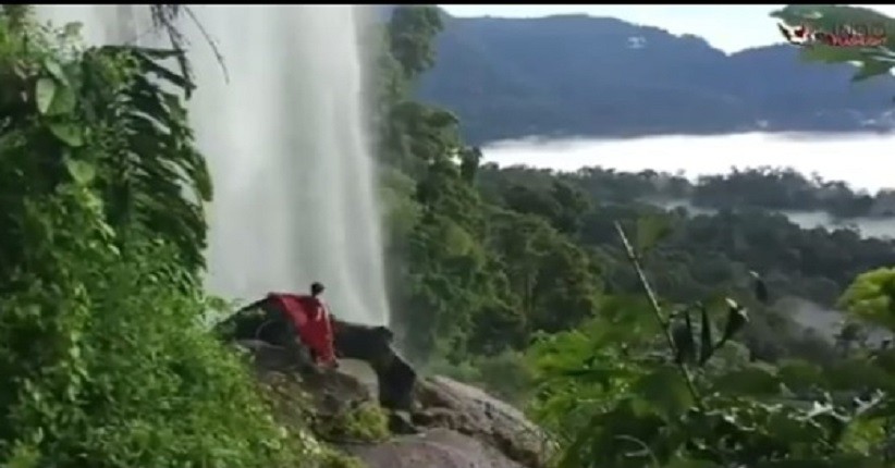 Wisata Air Terjun Terinting di Kalbar, Perbukitannya Indah Terselimuti Awan