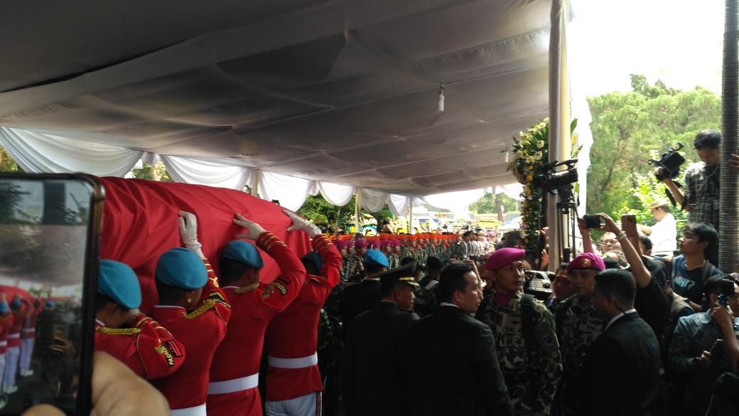 Jenazah BJ Habibie Diberangkatkan ke TMPN Kalibata