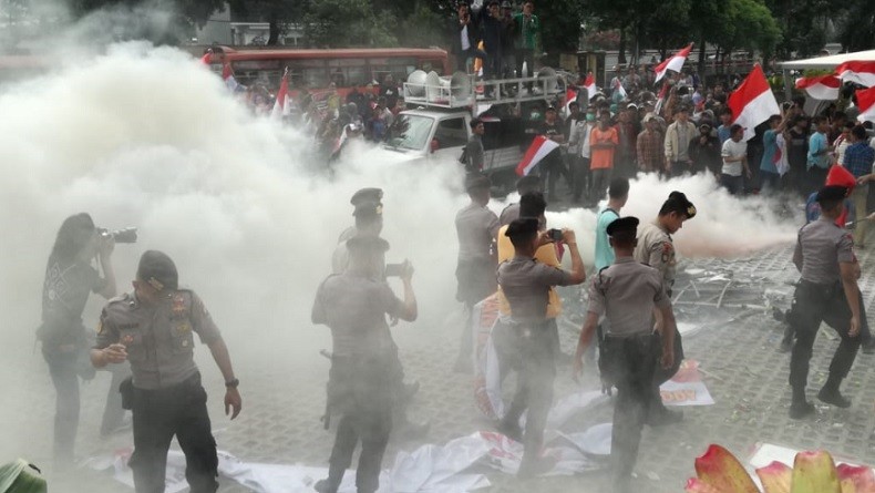 Demo di Depan KPK Ricuh, Massa Paksa Copot Kain Hitam