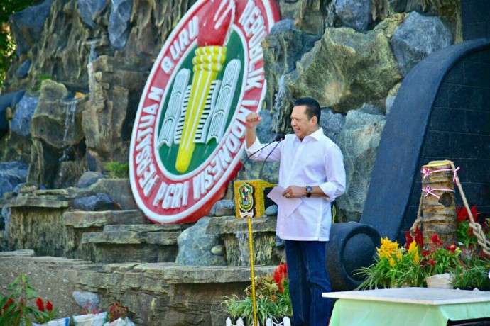 Resmikan Monumen Guru, Bamsoet: Dr Sulistiyo Terdepan Memperjuangkan Nasib Guru