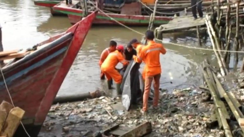 Mayat Tanpa Identitas Ditemukan di Antara Kapal Ikan di Sungai Deli Belawan