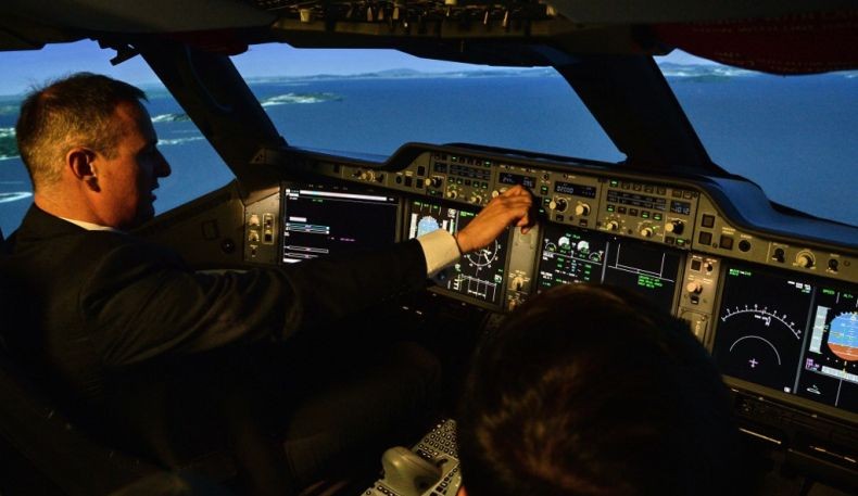 Pesawat Angkut 326 Penumpang Mendarat Darurat Gara-Gara Pilot Tumpahkan Kopi