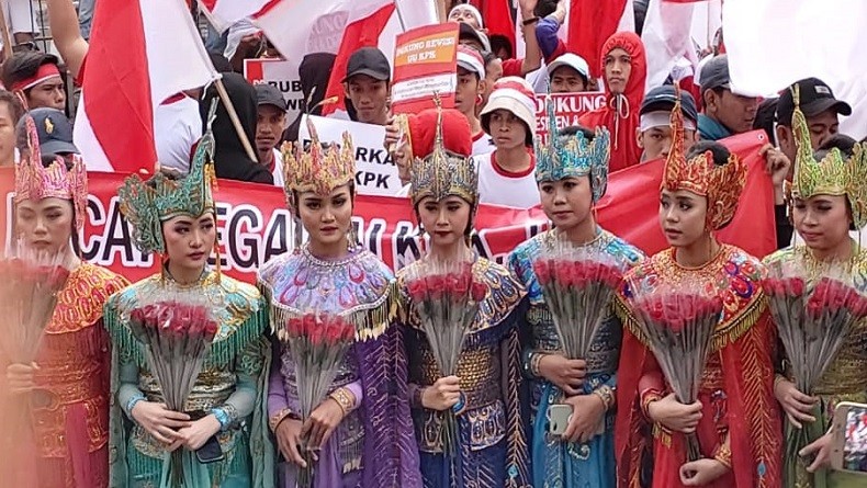 Aksi Demo di Depan Gedung KPK Libatkan Puluhan Anak